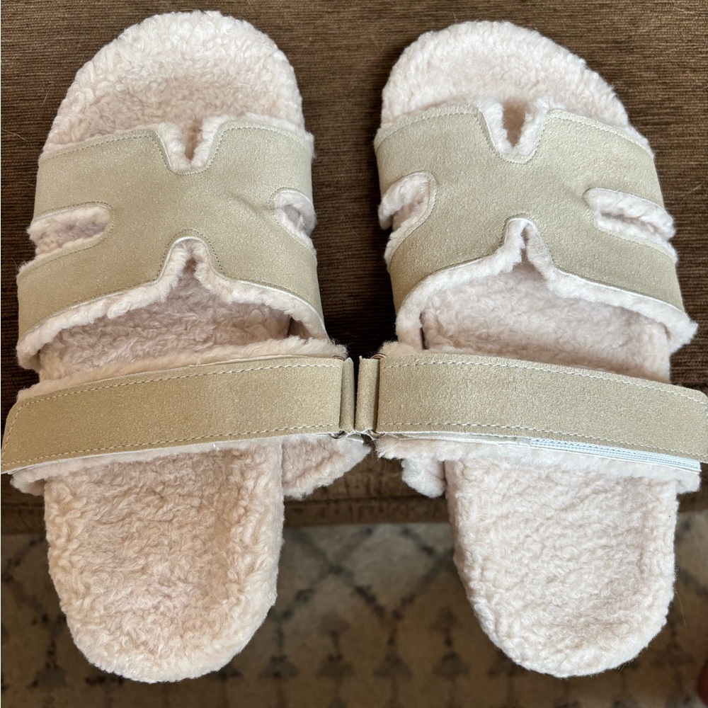 NWOT Sapphire Sherpa Slippers. Size 8.5 Tan
